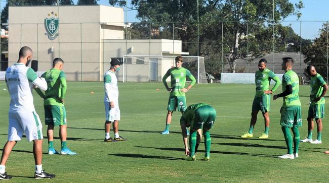 Após exames de covid-19, time mineiro mantém quarentena de técnico, meia e auxiliar