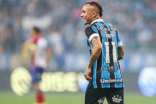 Após conversa, Napoli deixa atacante do Grêmio ‘na espera’