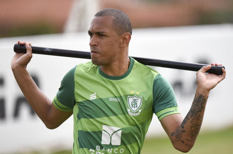 Lateral elogia semana de treinos do América-MG após quarentena: ‘Produtiva’