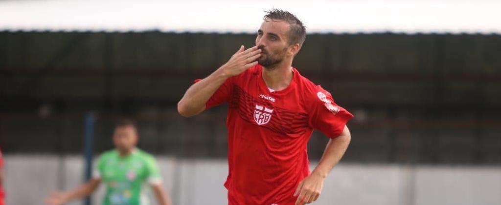 Um mês após cirurgia, ex-Guarani e Ponte intensifica recuperação no CT do Santos