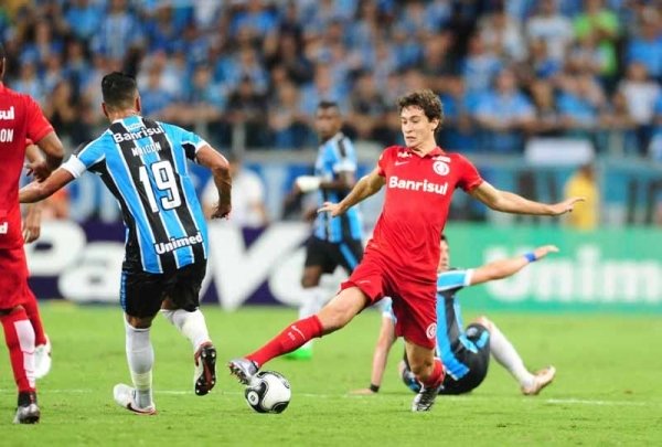 Volante com mais de 220 jogos estende contrato com o Internacional até 2022