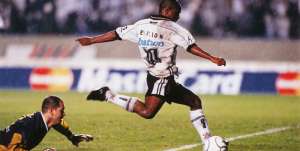 Edilson marcava seu último gol pelo Corinthians há duas décadas