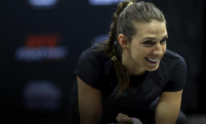 Lutadora do UFC comenta críticas por derrota pós-gravidez e volta buscando moral