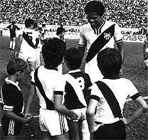 Dadá Maravilha com a camisa da Ponte Preta