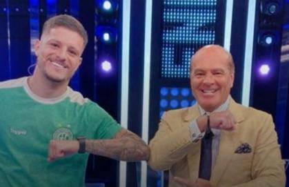 Ao lado de influenciadora, meia-atacante do Guarani participa de game show