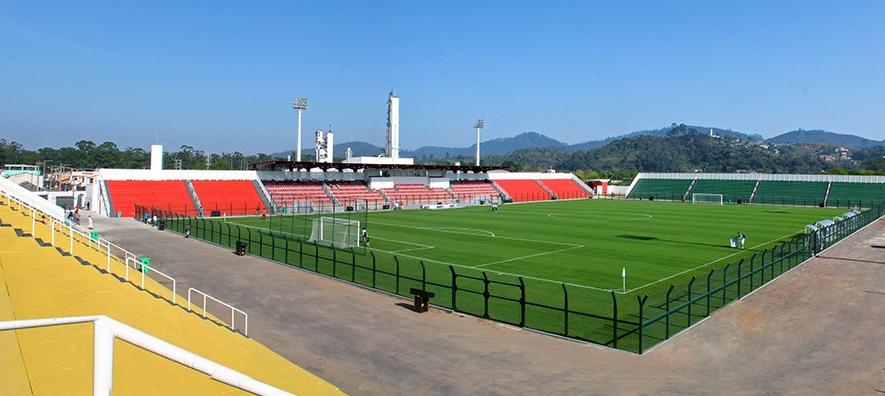 Estádio que inaugurou com filho de Pelé e pai de Neymar completa 25 anos