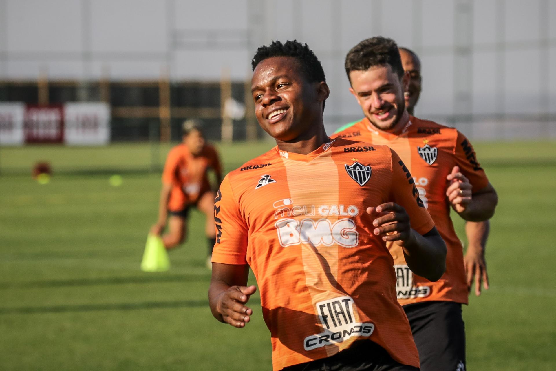 Após furar quarentena, meia do Atlético-MG testa positivo para coronavírus