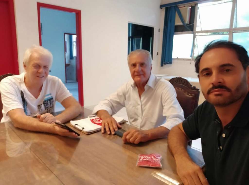 Reunião no América