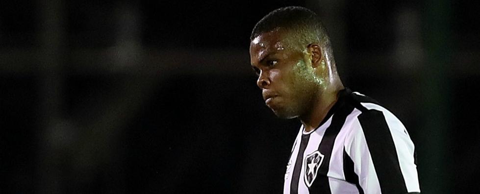 Botafogo rescinde e ficará com 10% de Vinícius Tanque que seguirá na Europa