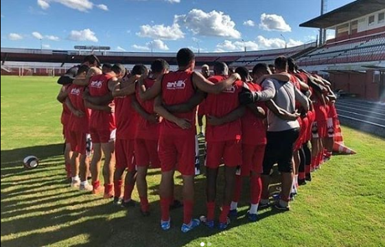 Ladrões invadem sede de time da Série D, fazem assalto e quebram troféus. VEJA VÍDEO