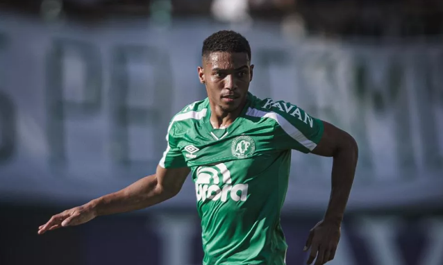 ‘Joia’ da base, jovem volante renova com time catarinense