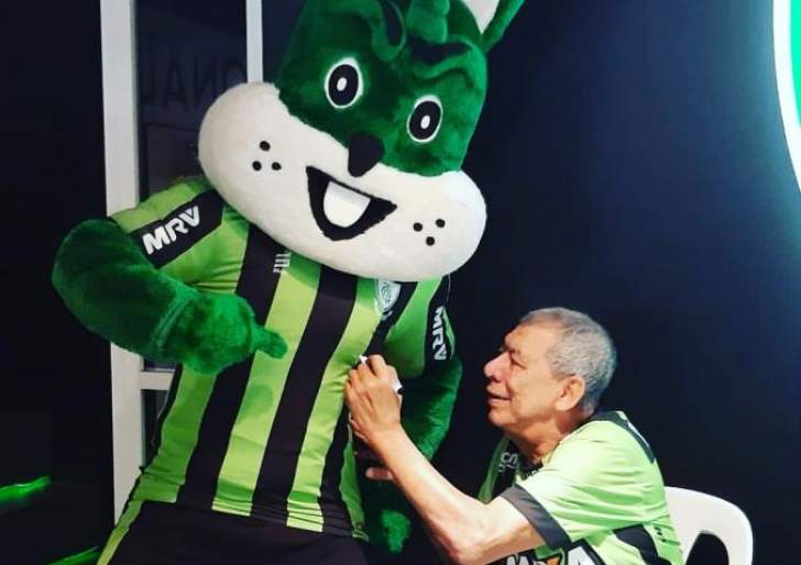 Maior ídolo da história de clube mineiro apresenta melhora e deixa CTI