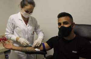 Meia de clube da Série D registra Covid-19, mas é reintegrado ao elenco