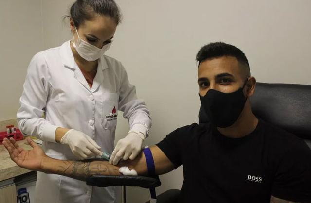 Meia de clube da Série D registra Covid-19, mas é reintegrado ao elenco