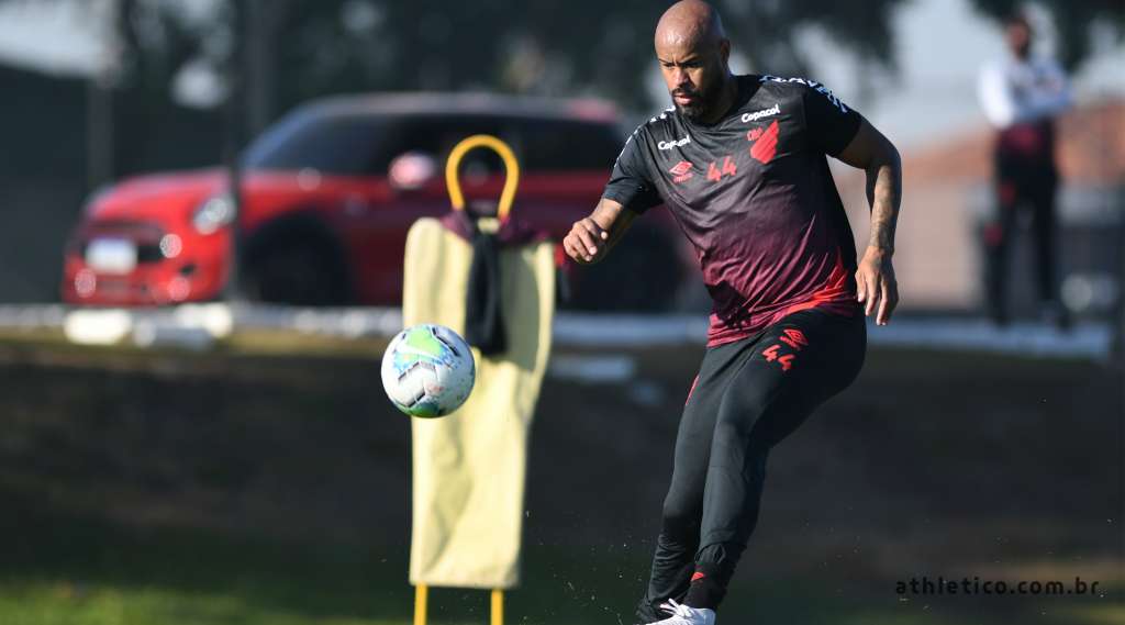 Mesmo de volta aos treinos, Athletico-PR faz mistério e não divulga resultado de testes