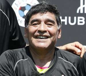 Impasse sobre contrato coloca em dúvida permanência de Maradona no Gimnasia
