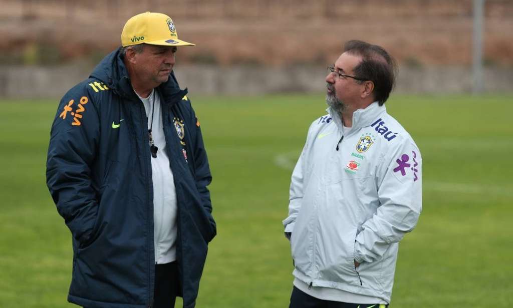 Marco Aurélio Cunha, à direita, ao lado de Vadão