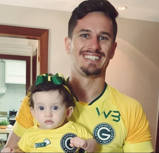 Após filha se recuperar de doença rara, goleiro do Goiás desabafa: “Venci”