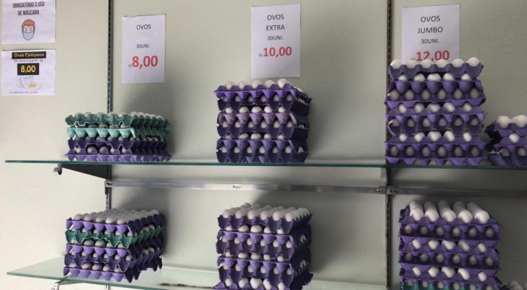 Ex-meia de São Caetano e Figueirense vende ovos durante pandemia do coronavírus