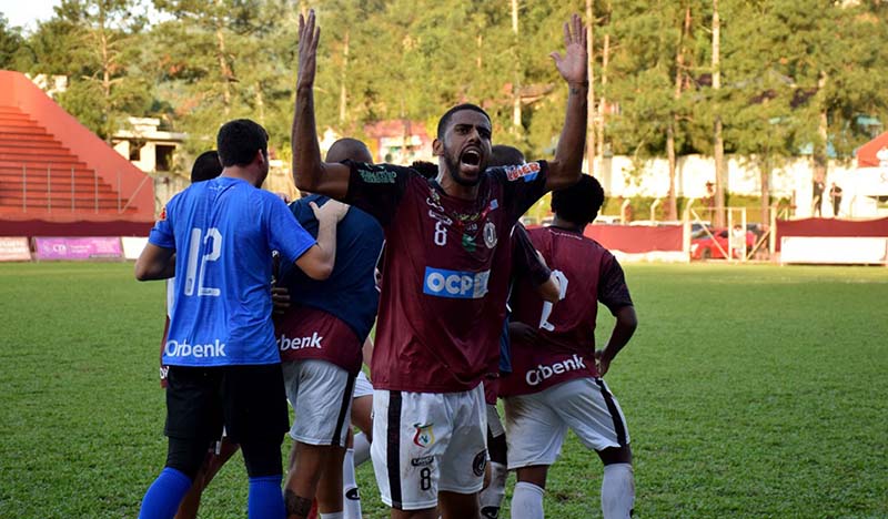 De olho nas quartas de final, time catarinense renova com 20 jogadores