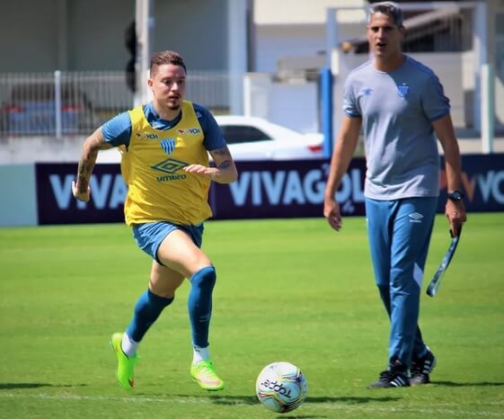 No Avaí, ex-Flamengo aproveita pausa do futebol e passa por artroscopia