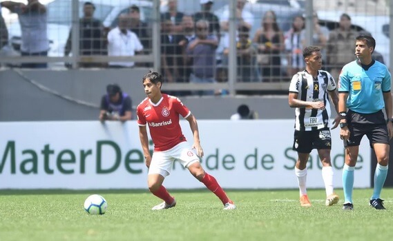 Athletico-PR mira meia que está de saída do Internacional