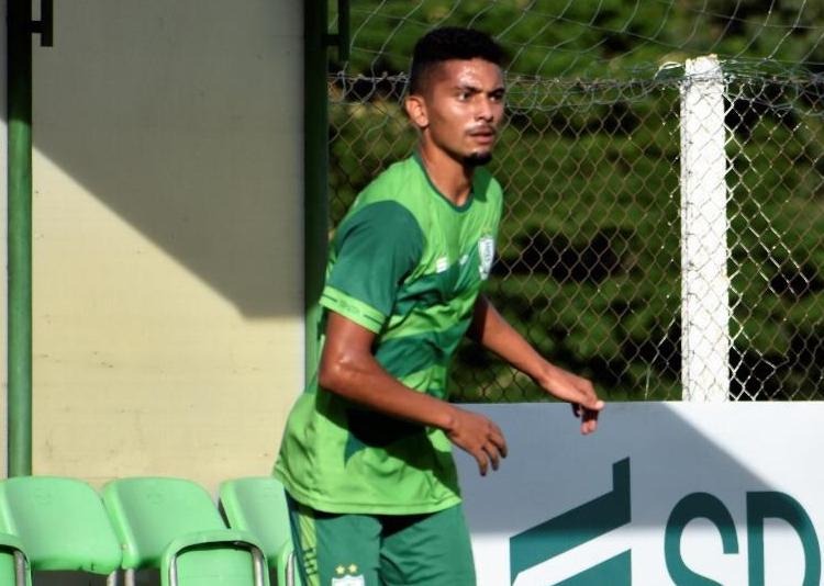 Mineiro: Prata da casa, zagueiro do América vibra com retorno aos treinos