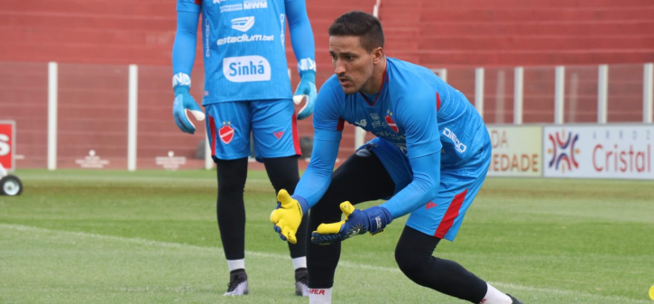 Goleiro de time goiano mostra ansiedade por retorno dos treinamentos