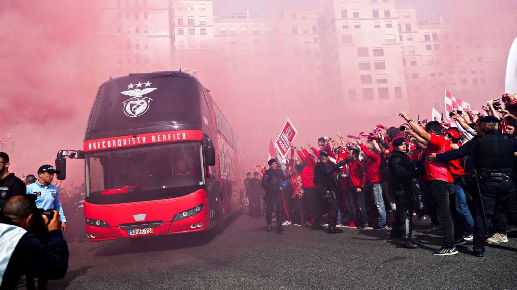 Ônibus do Benfica é apedrejado