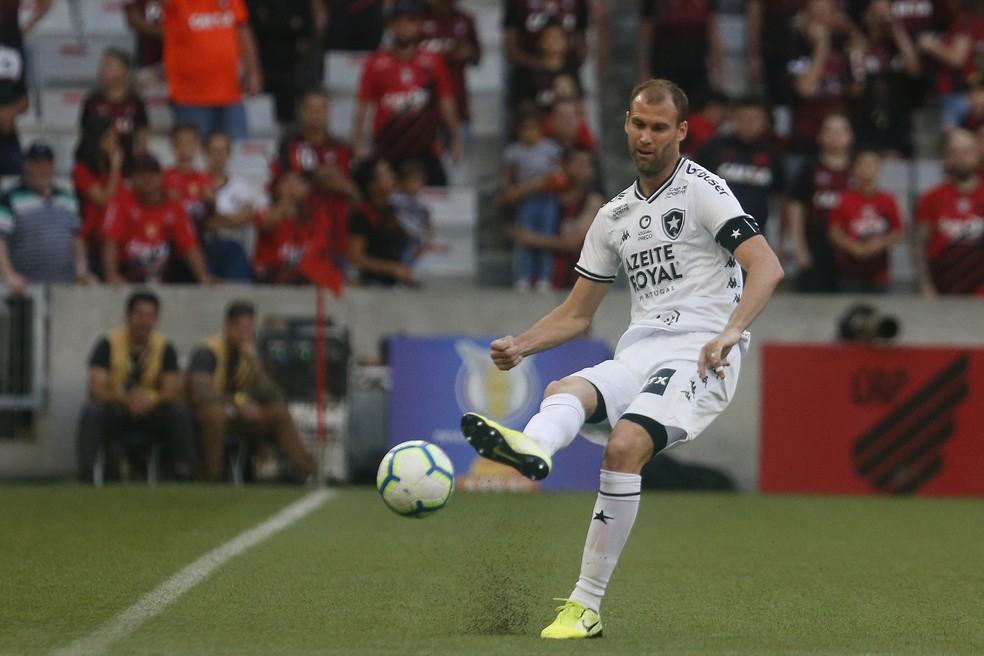 Carli lamenta dispensa pela diretoria do Botafogo: ‘Tentei de tudo’