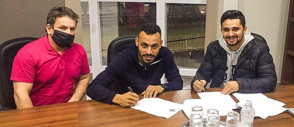 Especulado pela Ponte Preta, atacante renova com time catarinense, mas deve ser emprestado