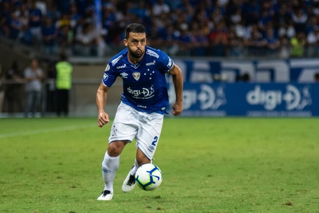 Time da Série B demonstra interesse em ex-lateral de Corinthians e Cruzeiro