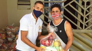 Paraense: Atacante do Remo realiza entrega de cestas básicas em bairro de Belém