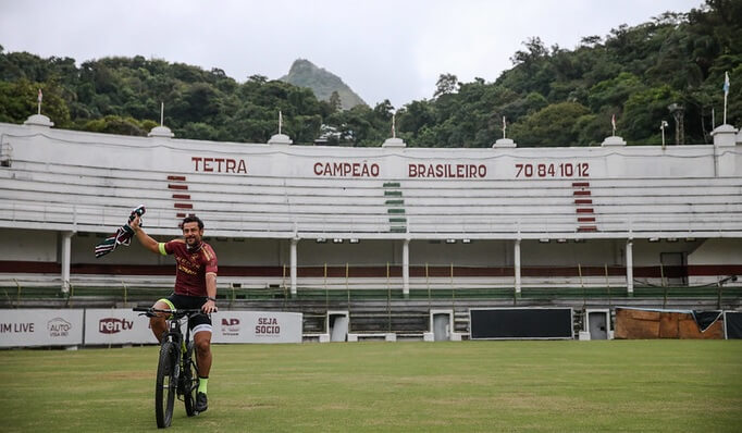 Artilheiro chega ao Fluminense de bike, assina contrato e já está no BID