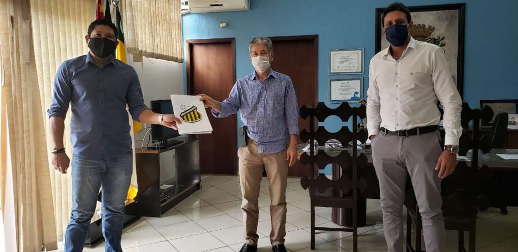 Momento da entrega do documento ao prefeito Toyota