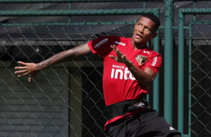 São Paulo pode aproveitar zagueiro que está emprestado a time português