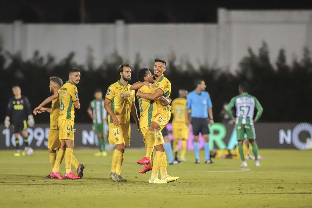 Atacante ex-Corinthians ajuda time português à vencer e comemora gol marcado