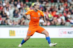 Veto à chegada de estrangeiros na China cria impasse para jogadores brasileiros