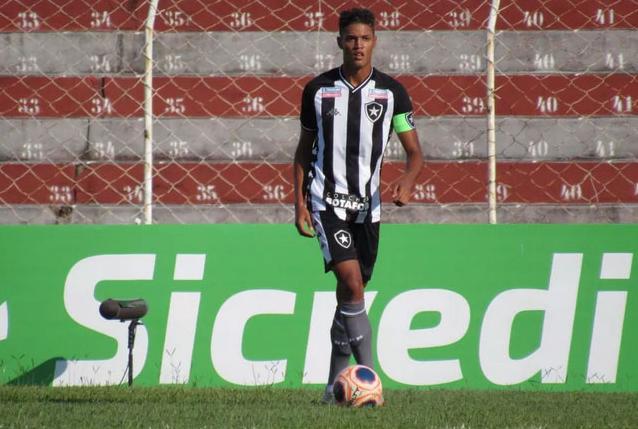 Com a saída de Carli, Botafogo dará chance a zagueiro de 18 anos