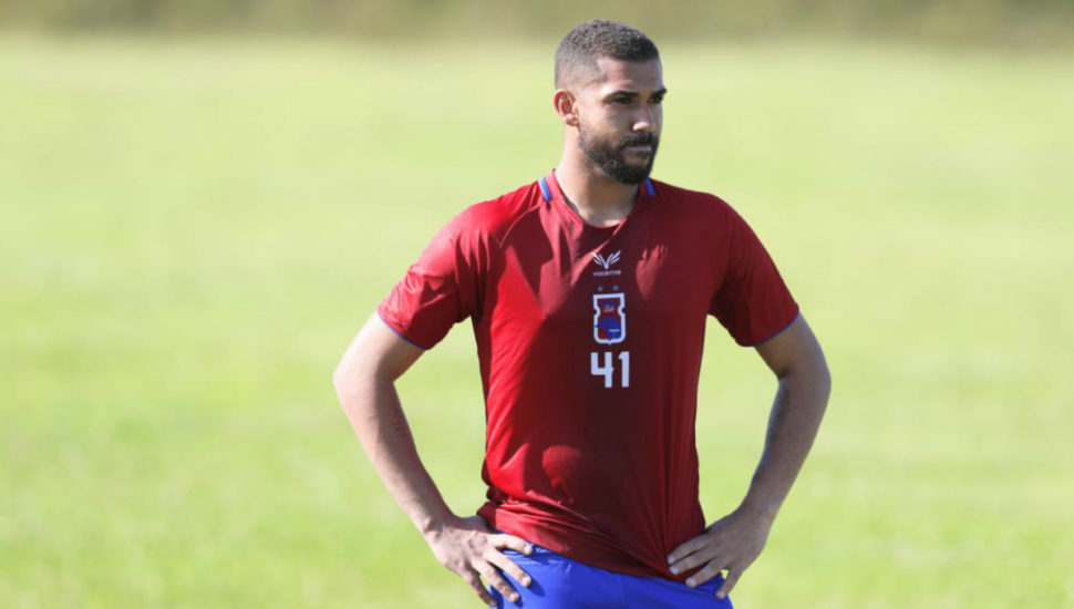 Que fase! Goleiro de time da Série B bate BMW e derruba muro em Curitiba