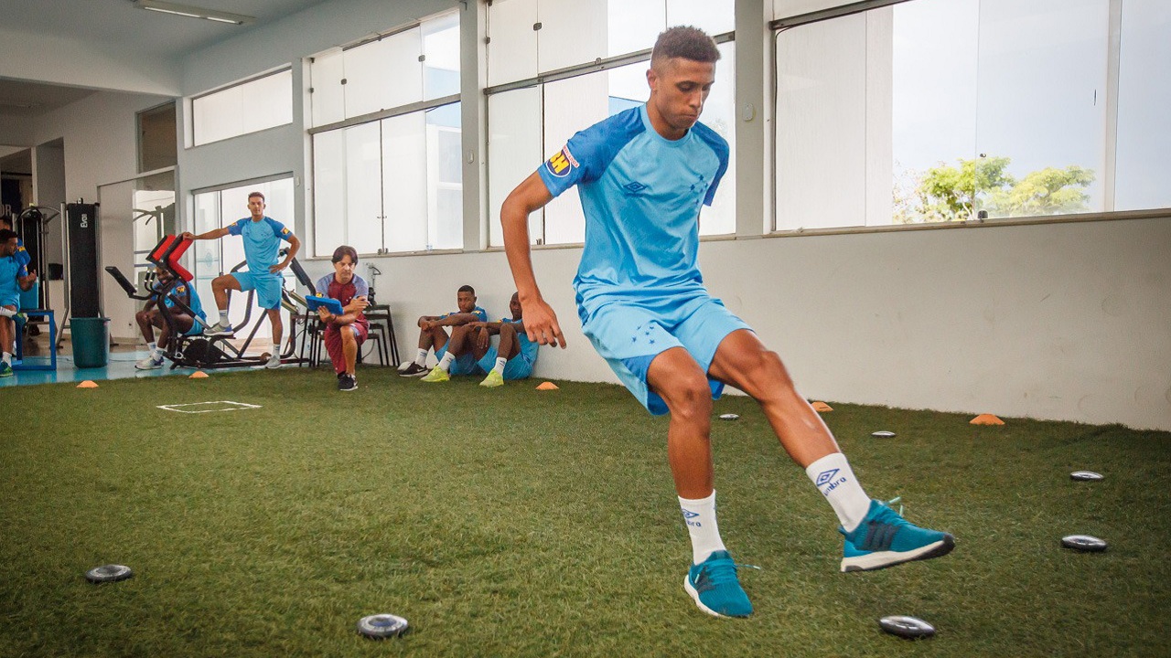 Chapecoense mira lateral-esquerdo de rival da Série B