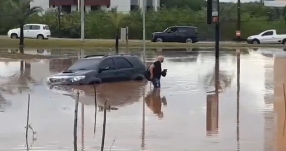 Presidente de time da Série B abandona carro preso em alagamento
