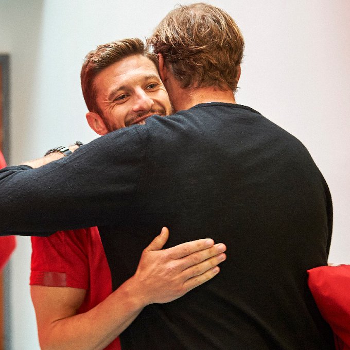 Inglês: Após seis temporadas, experiente meia vai deixar o Liverpool