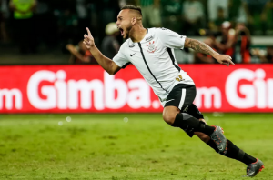 Empresa cobra Corinthians por venda de volante em 2018 e pede penhora de bens