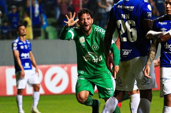 CRB acerta contratação de ex-meia da Chapecoense para a Série B