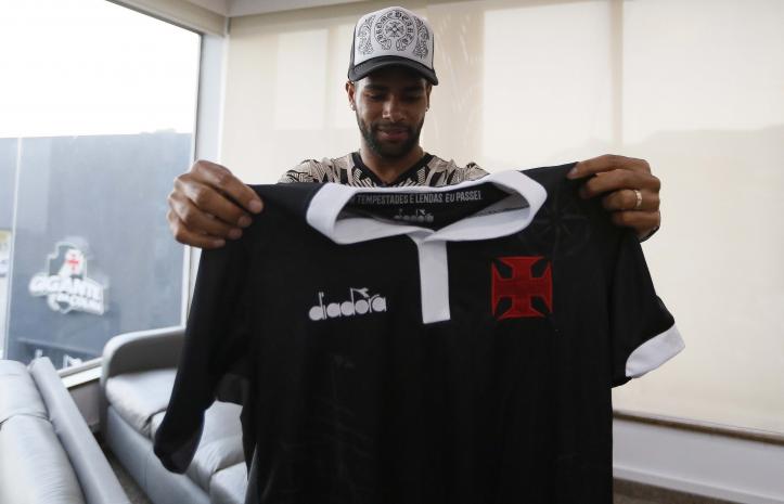 Revelado pelo Vasco, atacante desmente preferência por Corinthians