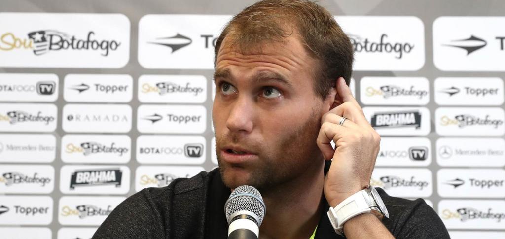 Desligado do Botafogo, zagueiro argentino quer seguir no Brasil