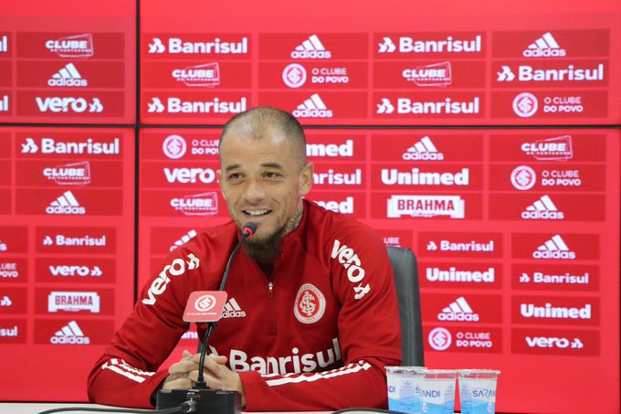 Emocionado, meia do Inter revela que vai parar: “É meu último ano”