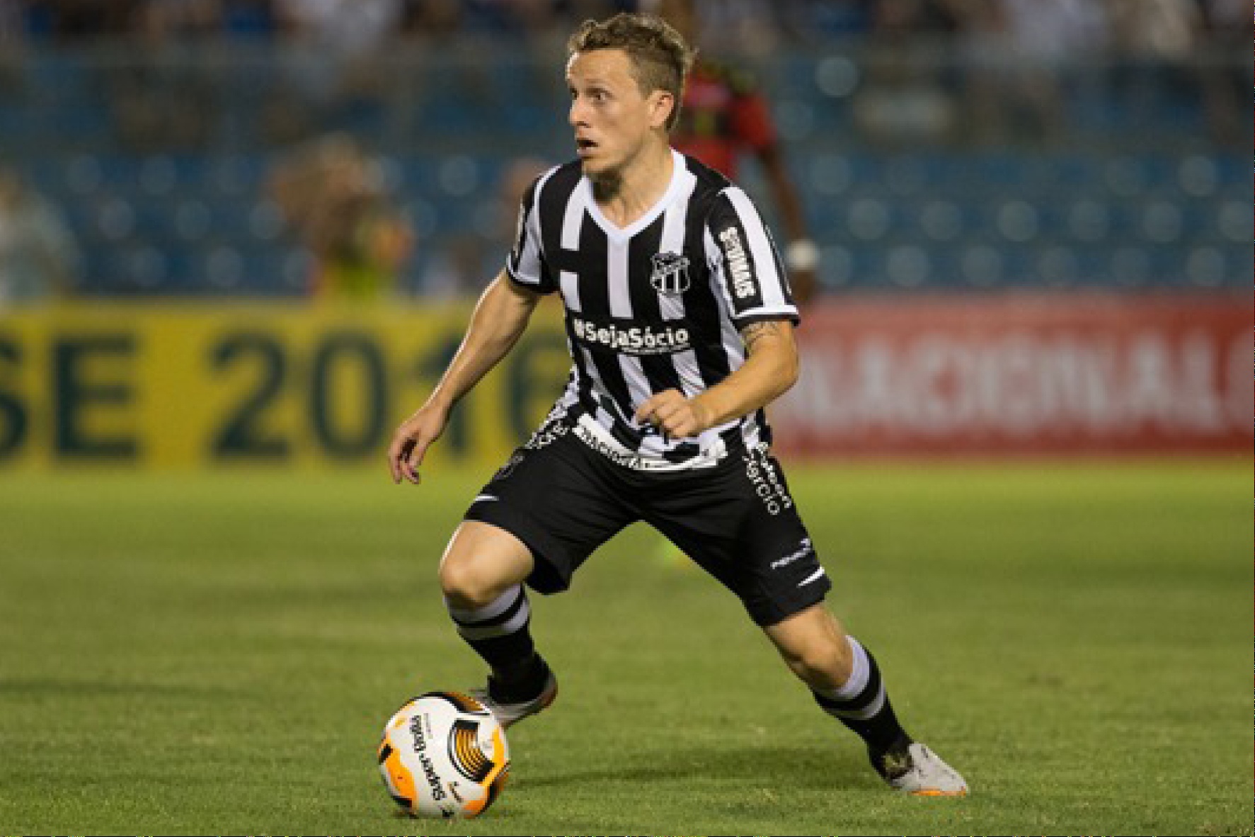 Desempregado e lesionado, meia aciona time da Série A na Justiça para ser reintegrado