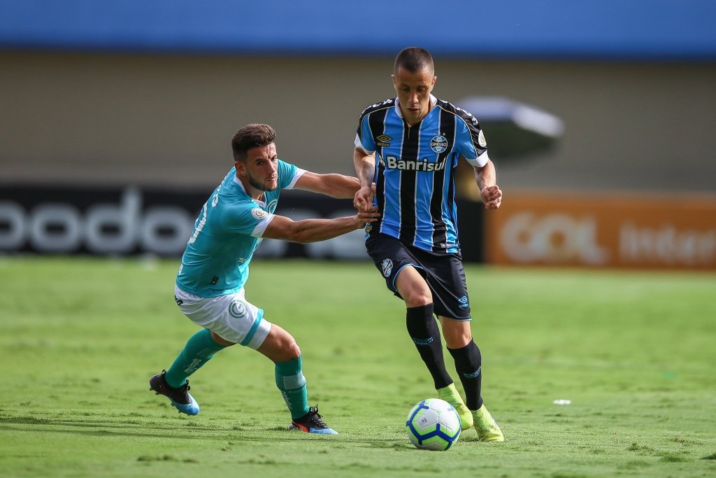 Time da Série A vence concorrência e deve tirar meia do Grêmio
